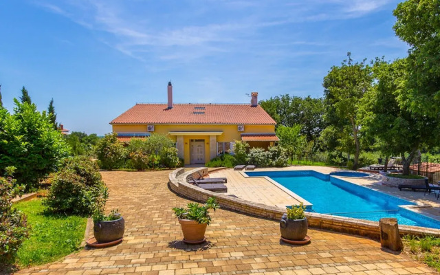 Nice Apartment in Pula With Swimming Pool