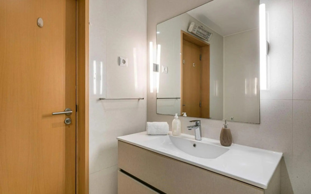 Dragon Stadium Studio w Balcony by LovelyStay