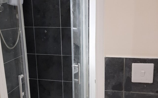 Budget Ensuite Room in Thamesmead