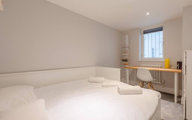 Chic & Spacious 2BD Flat -2 Mins to Baron's Court