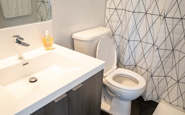 Modern 2 Bedroom Yonge and Eglinton Condo