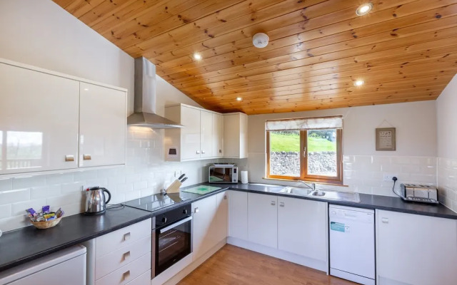 Woodpecker Lodge With Hot Tub Near Cupar, Fife