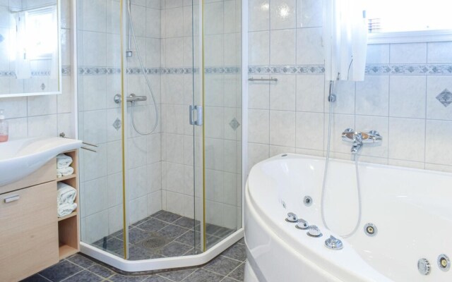 Nice Home in Bekkjarvik With 4 Bedrooms and Wifi