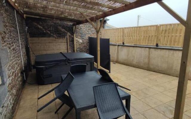 Jacuzzi Studio 2/4 pers avec terrasse aménagée
