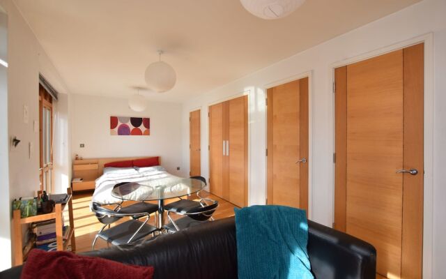 Spacious Studio Apartment in the Heart of the City