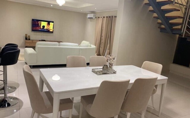 Executive 3 Bedrooms Fully Furnished Apartment Close to Amenities