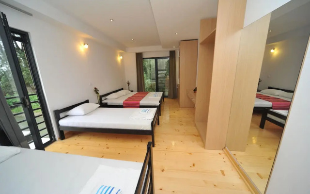 B&B Boatel Charlie