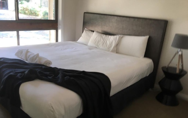 The Rocks Apartments – Guest Rooms – Halls Gap