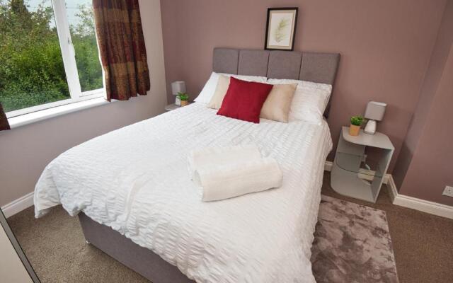 Cosy 3 bed with Parking- Family and Contractors