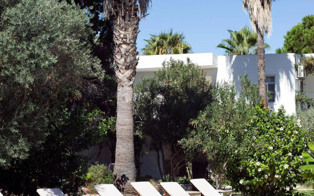 Chillos Beach Hotel & Lounge