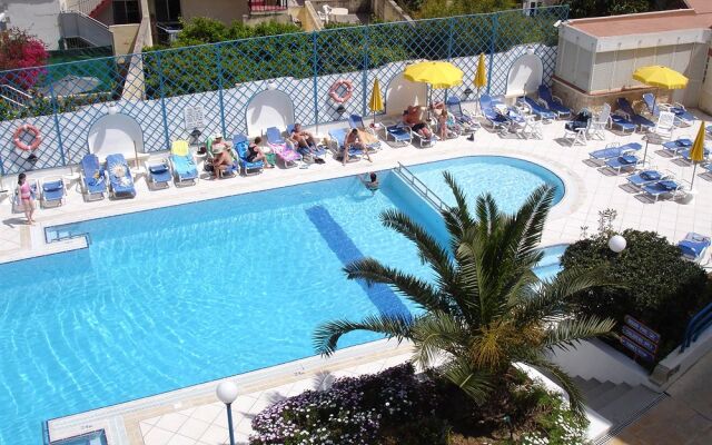 Club Salina Warhf