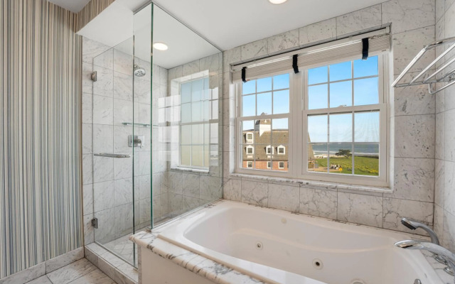 Newport Beach Hotel & Suites