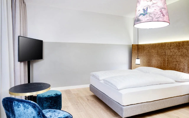 Stage 12 Hotel by Penz