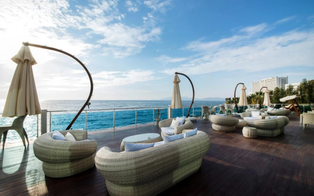 Charisma De Luxe Hotel