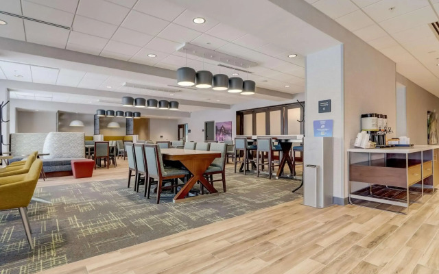 Hampton Inn & Suites Cincinnati Midtown Rookwood