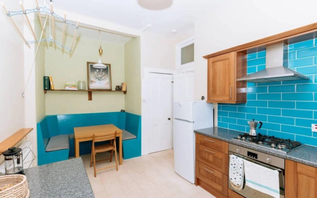 Spacious 3 Bedroom Flat in Edinburgh