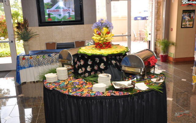 Holiday Inn & Suites OAKLAND - AIRPORT by IHG