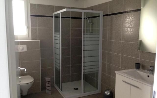 Seaside apartment with beach service