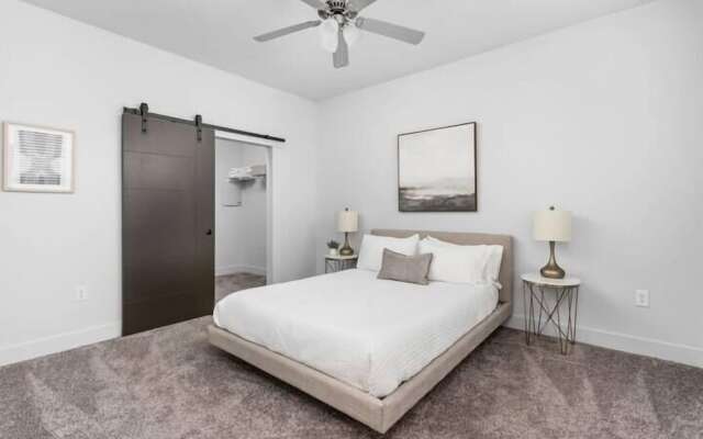 CozySuites Nora 3BR near Fashion Mall