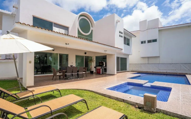 Spacious 5 Bedroom Oasis with Pool & BBQ