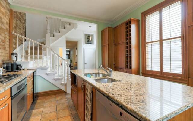 Chic Toronto Townhouse With Private Patio