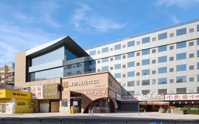 Lu Yue Hotel (Shenzhen Huaqiangbei Science Museum Metro Station Store)
