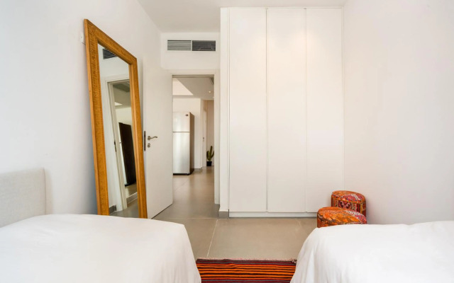 Walk to Beaches from an Arty New-Build Apartment