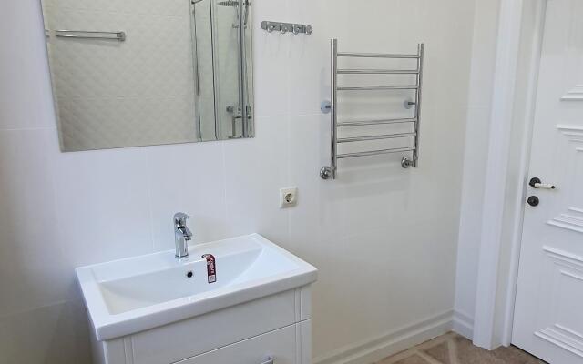 Anna and King  (on Zheleznodorozhnoy)