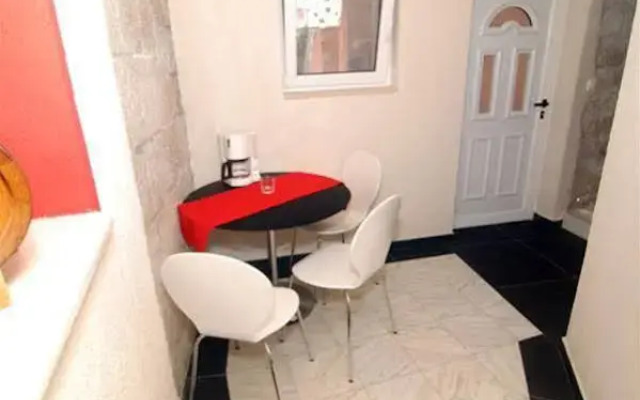 Studio Apartments Emotha