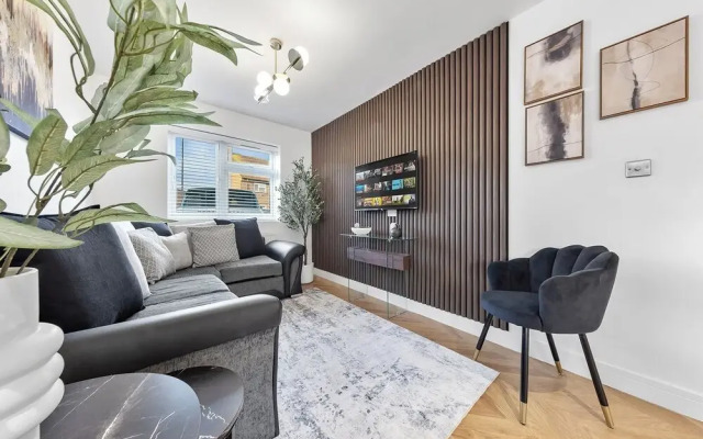 Spacious 4BR Home in Brentford, Free Parking