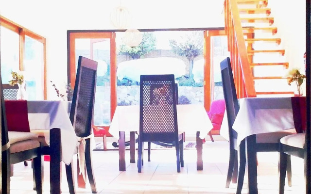 Mizizi House of Sandton Bed & Breakfast