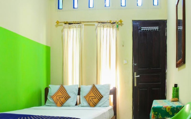 SPOT ON 91227 Al Bayt Syariah Guest House – Guest Rooms – Kupang