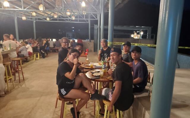 Outpost Hostel - Coron