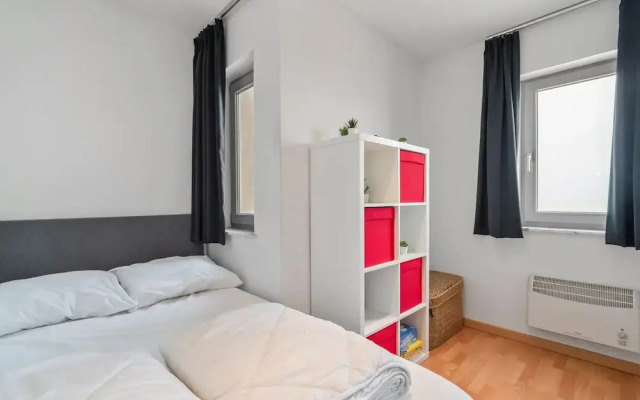 One-bedroom Flat With sea Views and Parking