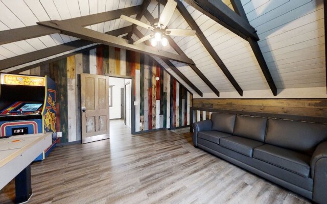 Bigfoots Hideaway 1 Bedroom Cabin by RedAwning