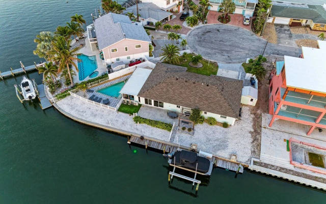 Dolphin Bay 3 Bedroom Home by RedAwning