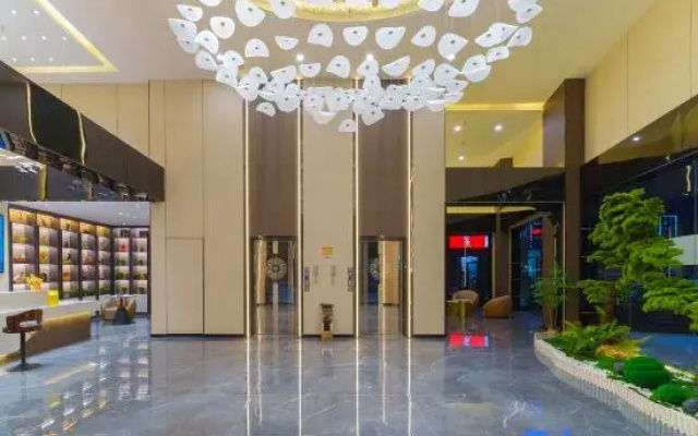 Qian'an Light Luxury hotel (Puning International Commodity City Branch)