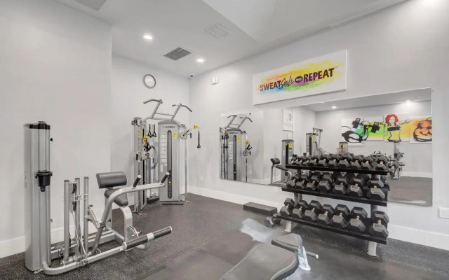 Renovated 2/2 Unit at Yacht Club/Aventura