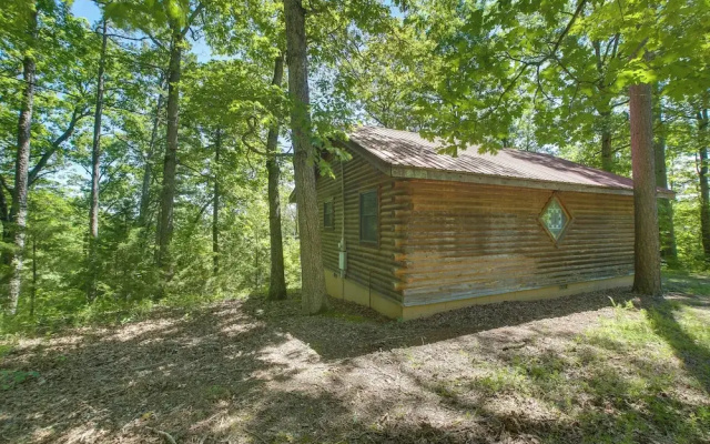 Secluded Studio w/ Deck ~ 8 Miles to Beaver Lake!
