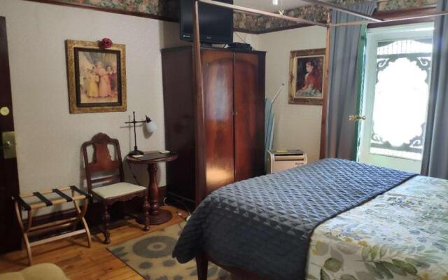 Colonial Charm Inn