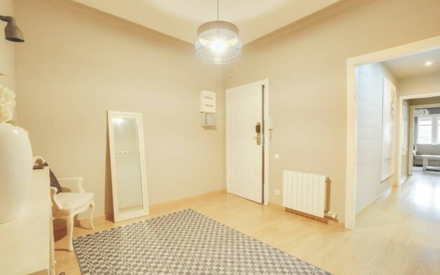 Spacious 4Bed In Central Barcelona, 8Mins To Metro
