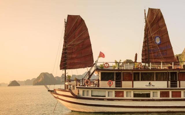 Garden Bay Premium Cruise