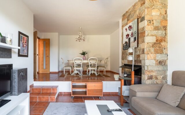 Classy Holiday Home With Swimming Pool, Garden, Bbq, Parking