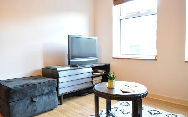 Central 1 Bedroom Apartment With Parking