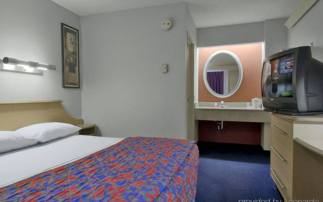 Super 8 by Wyndham Deerfield/Northbrook