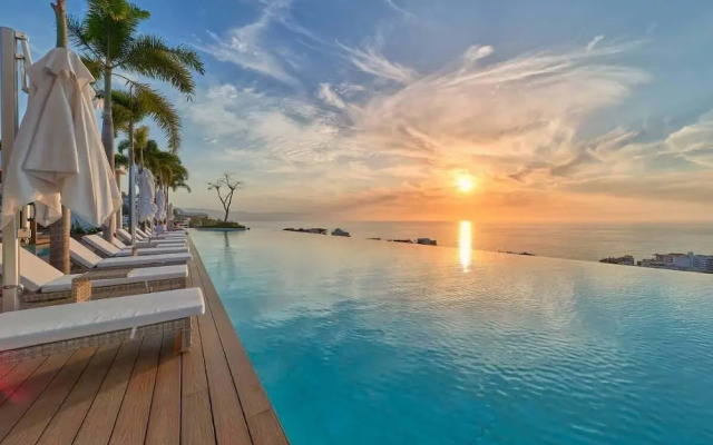 Soho PV Stunning Views Luxury Heated Rooftop Pool