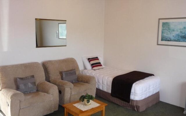 Coachman's Lodge Motel