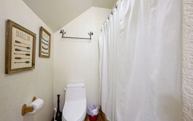 Lacey Dogwood Family Cabin With Free Wifi and Private BBQ by Redawning