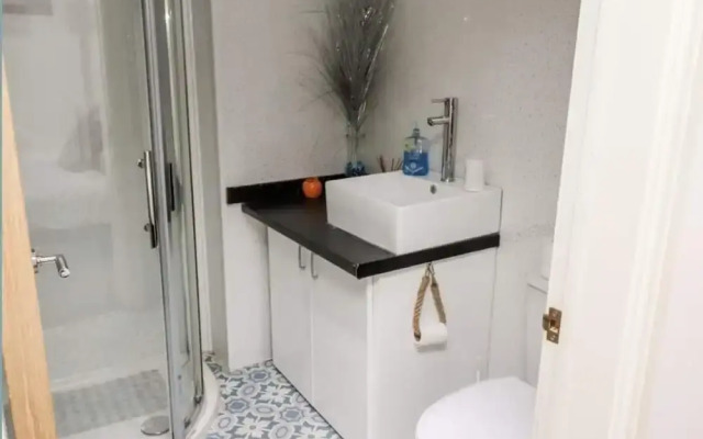 1 Bed Studio Sleeps 4 - Seaside, Dog Friendly