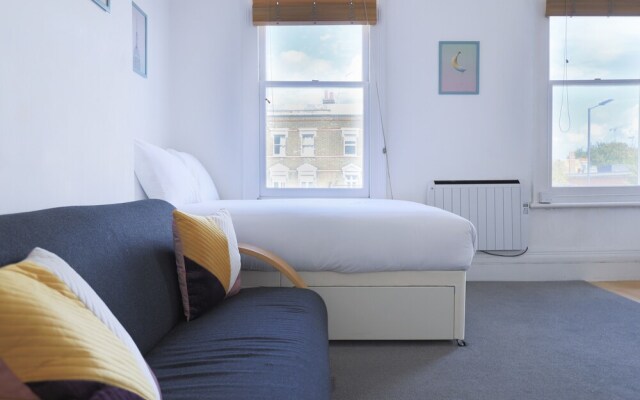 Cosy Studio In West London Fits 2